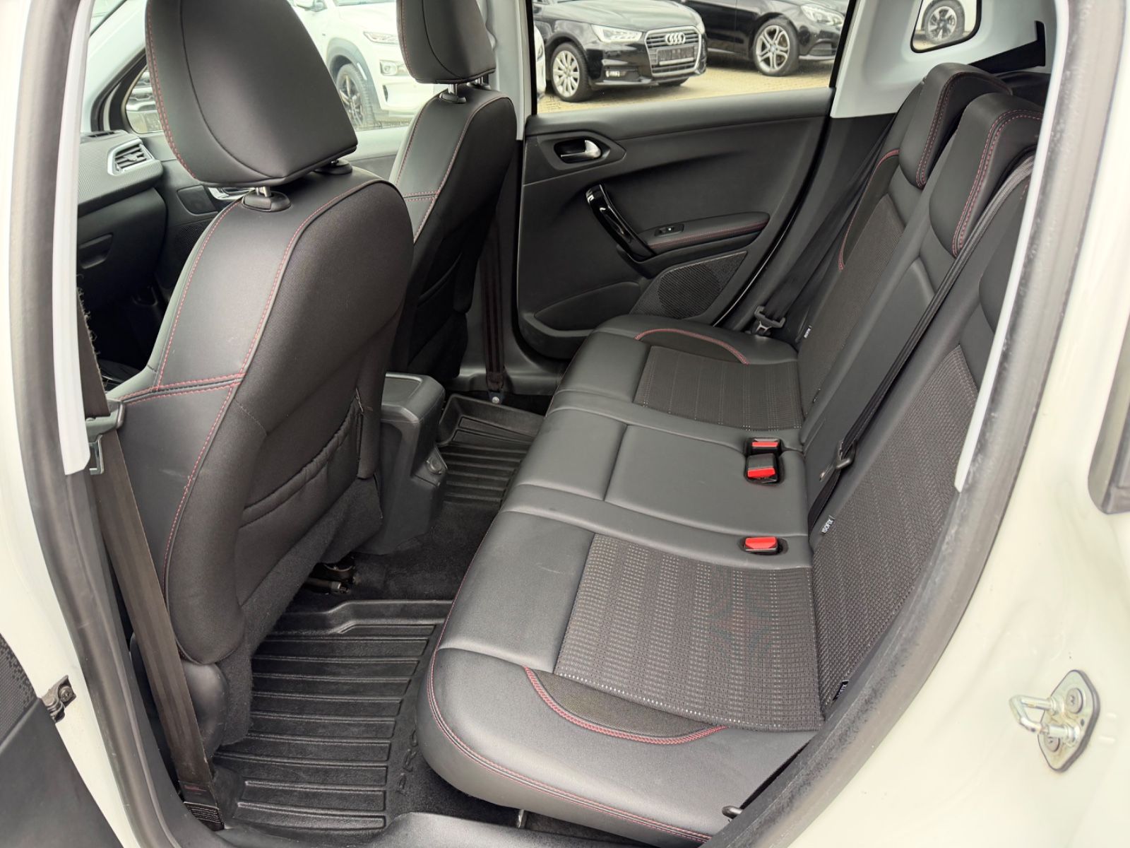 Fahrzeugabbildung Peugeot 2008 GT Line°Automatik°AHK°Pano°Kamera°Leder°