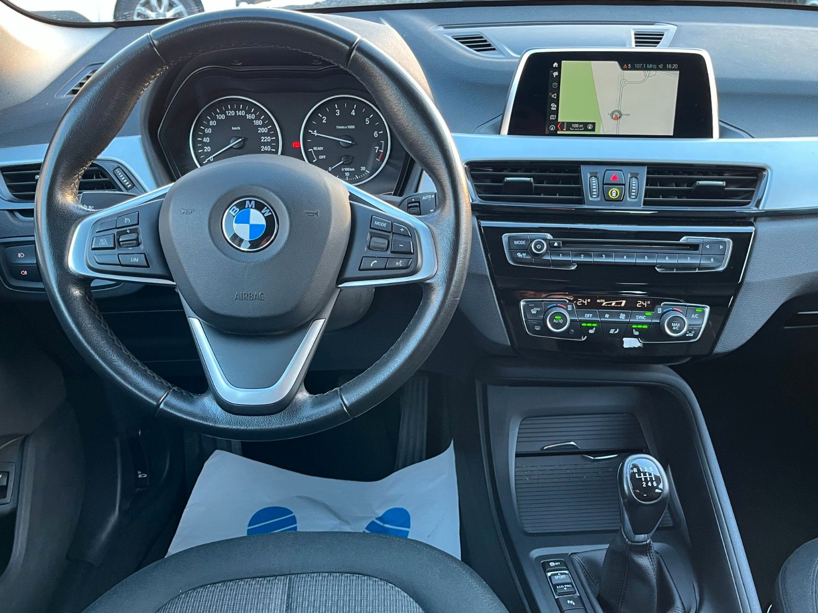 Fahrzeugabbildung BMW X1 sDrive18i Navi Tempomat 1.HAND SHZ PDC SPORT