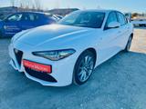Alfa Romeo Giulia 2.0T AT8-Q4 Ti LEDER SHZ NAVI KAMERA LED - weiße Alfa Romeo Giulia