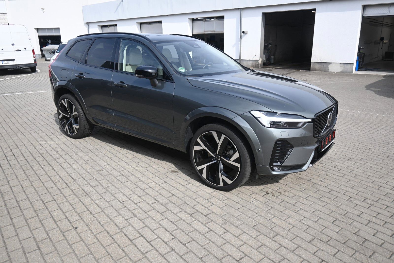 Fahrzeugabbildung Volvo XC60 B5 B  Ultra Dark AWD*B&W*PANO*LUFT*AHK*