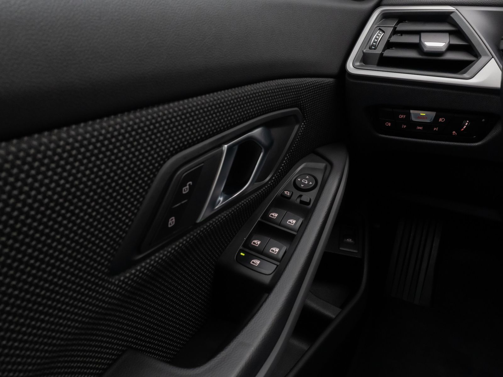 Fahrzeugabbildung BMW 330i xD DAB HUD CockPitPro PDCFernlichtassist