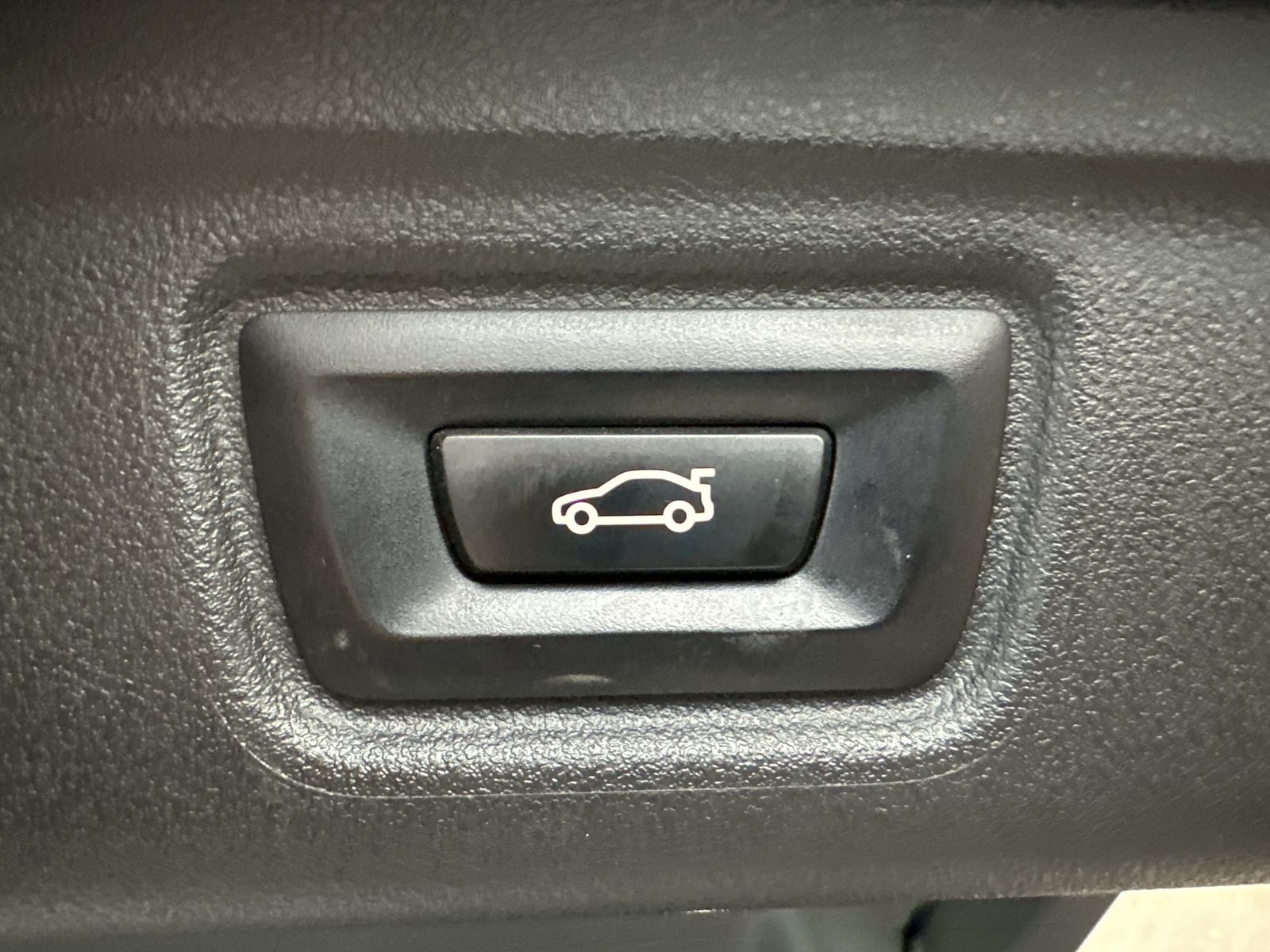 Fahrzeugabbildung BMW 330e Touring M-Sport NAV+LED+AHK+HEAD-UP+PANO+PP