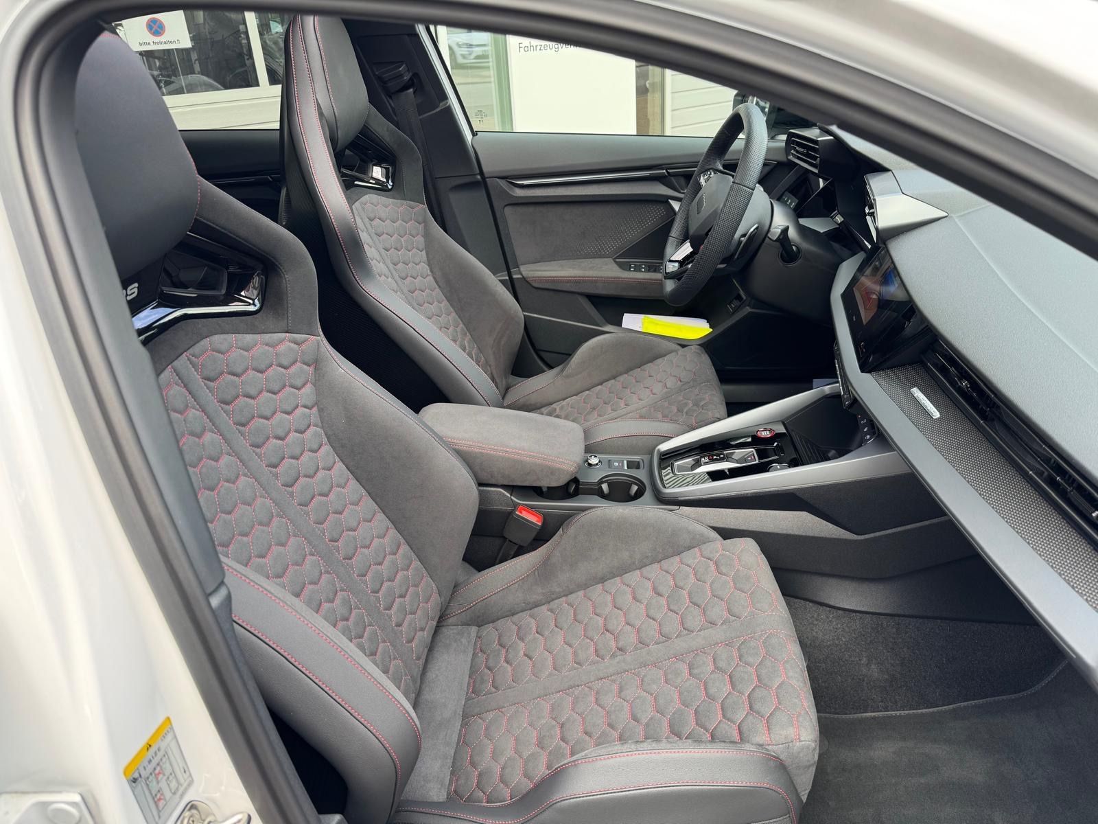 Fahrzeugabbildung Audi RS 3  limo Schalensitze Sport-AGA Pano 280km/h