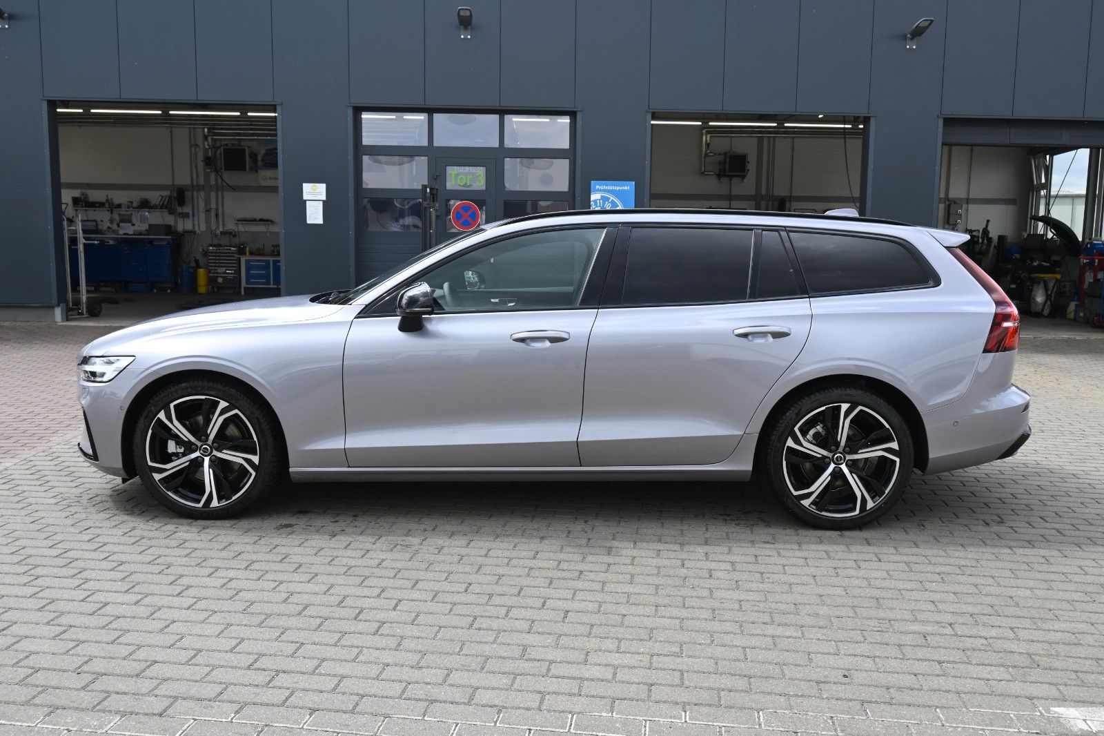 Fahrzeugabbildung Volvo V60 B4 Benzin DKG Plus Dark*FSHZG*360°*ACC