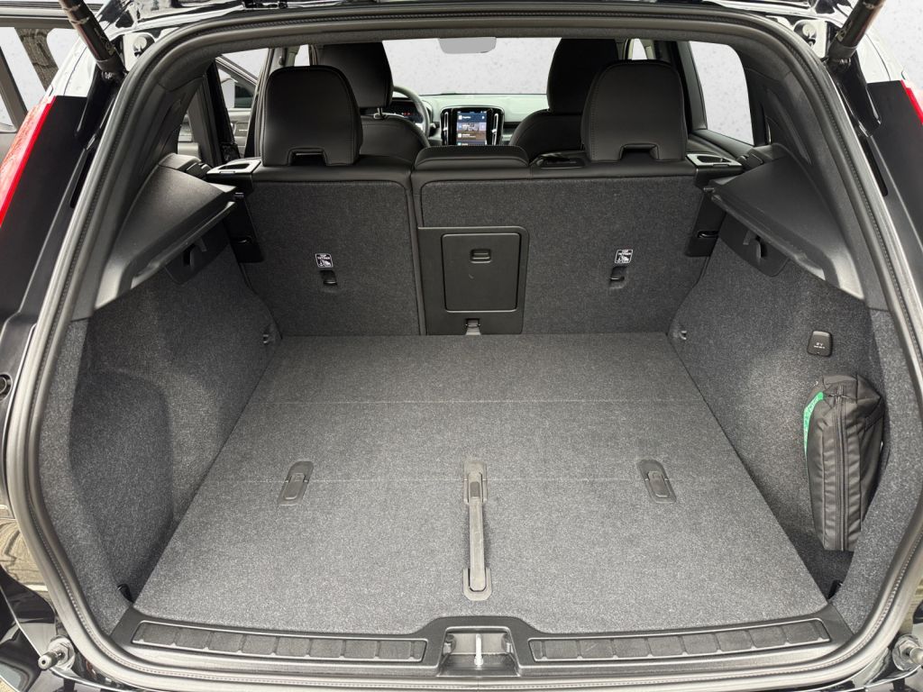 VOLVO XC40 B3 B DKG Ultra Black Edition RFK NAVi Winte VOLVO XC40 B3 B DKG Ultra Black Edition RFK NAVi Winte