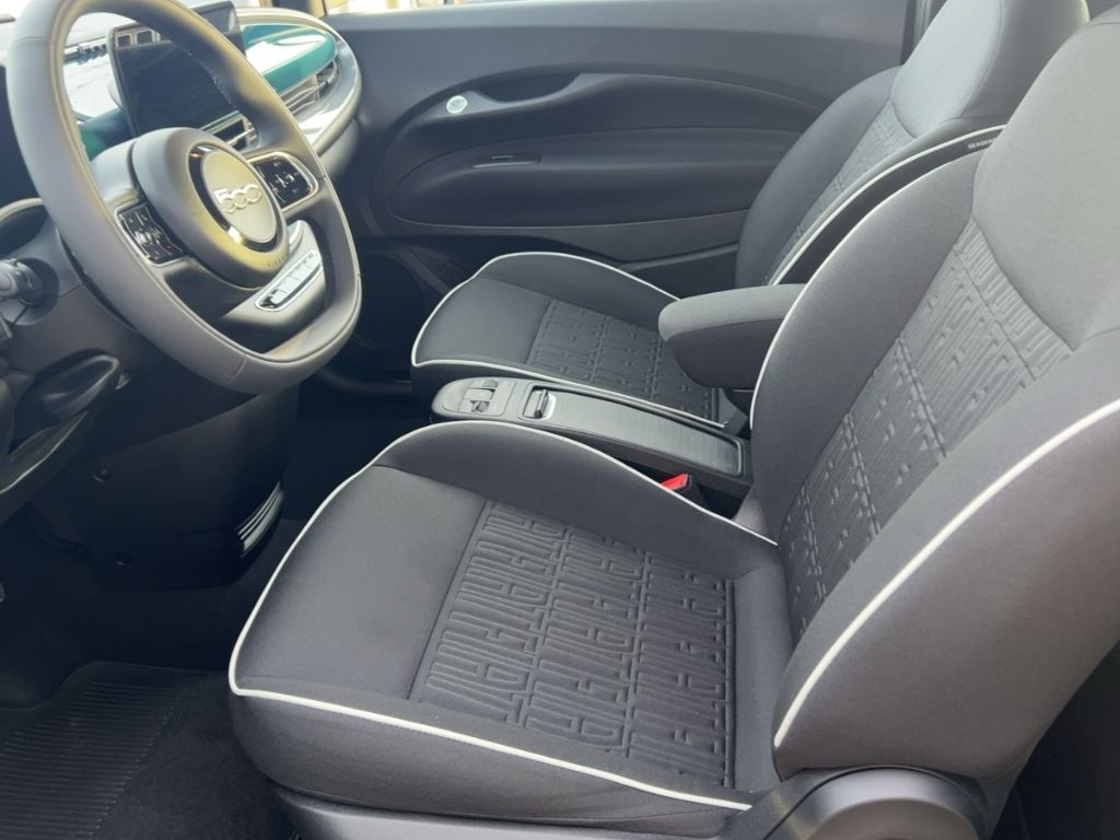 Fahrzeugabbildung Fiat 500e Elektro Style und Komfortpaket