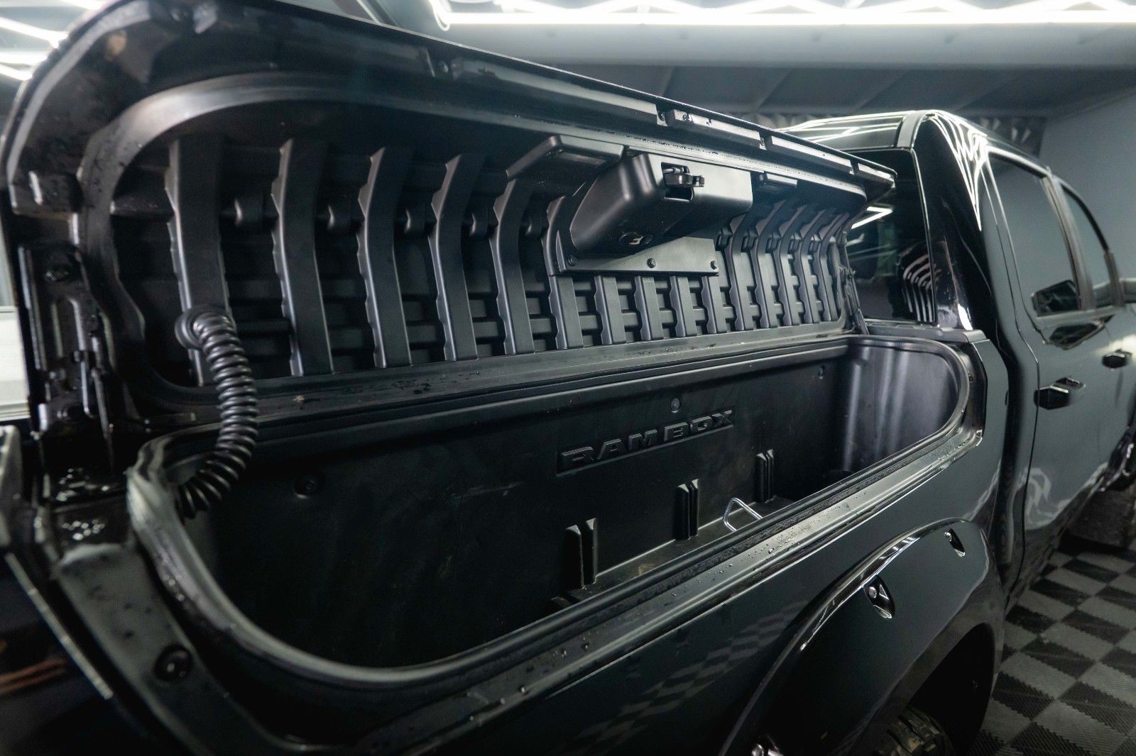 Fahrzeugabbildung Dodge RAM 5.7 V8 HEMI 4x4 NIGHT LARAMIE *Pano*RAMBOX*