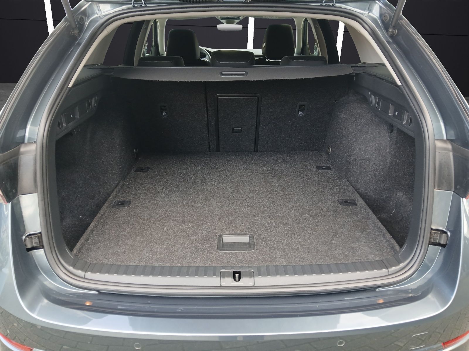 Fahrzeugabbildung SKODA Octavia Combi TSI Ambition LED Navi PDC SH LM