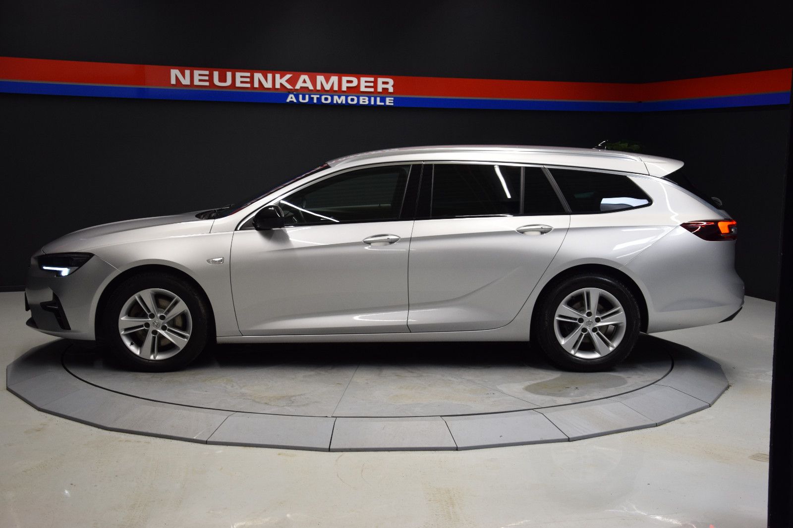 Fahrzeugabbildung Opel Insignia B Sports Tourer Business LED Navi