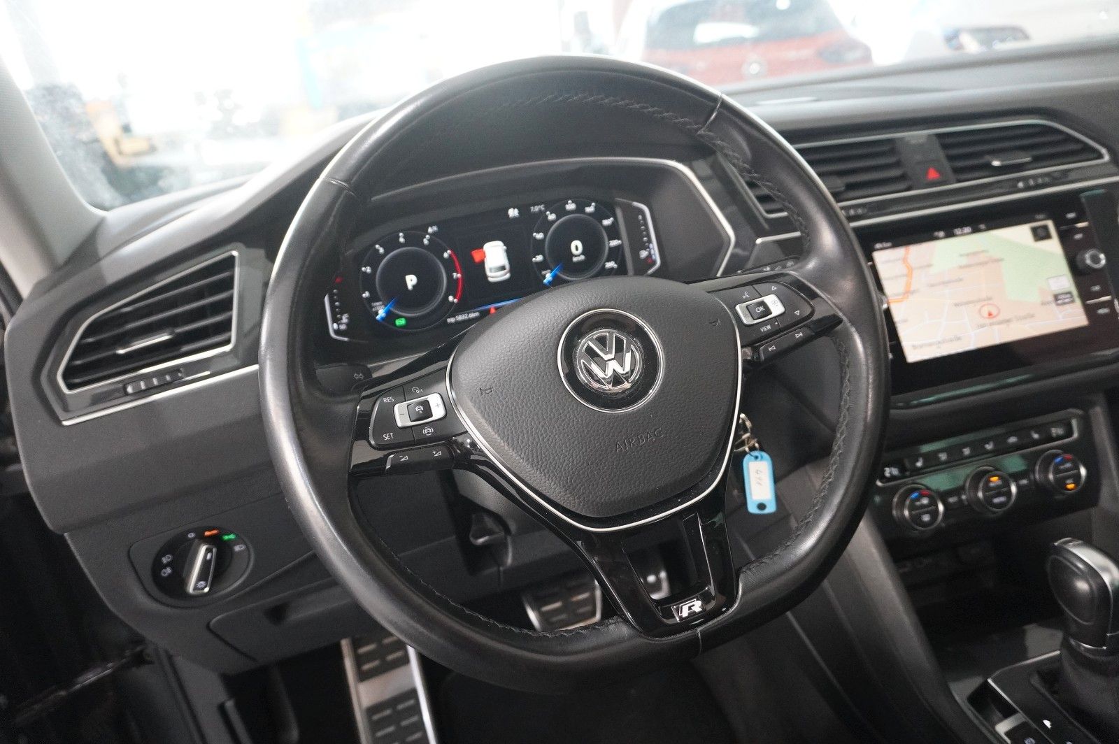 Fahrzeugabbildung Volkswagen Tiguan 2.0 TSI 4MOTION R-LINE NAVI/KAMERA/SH/AHK
