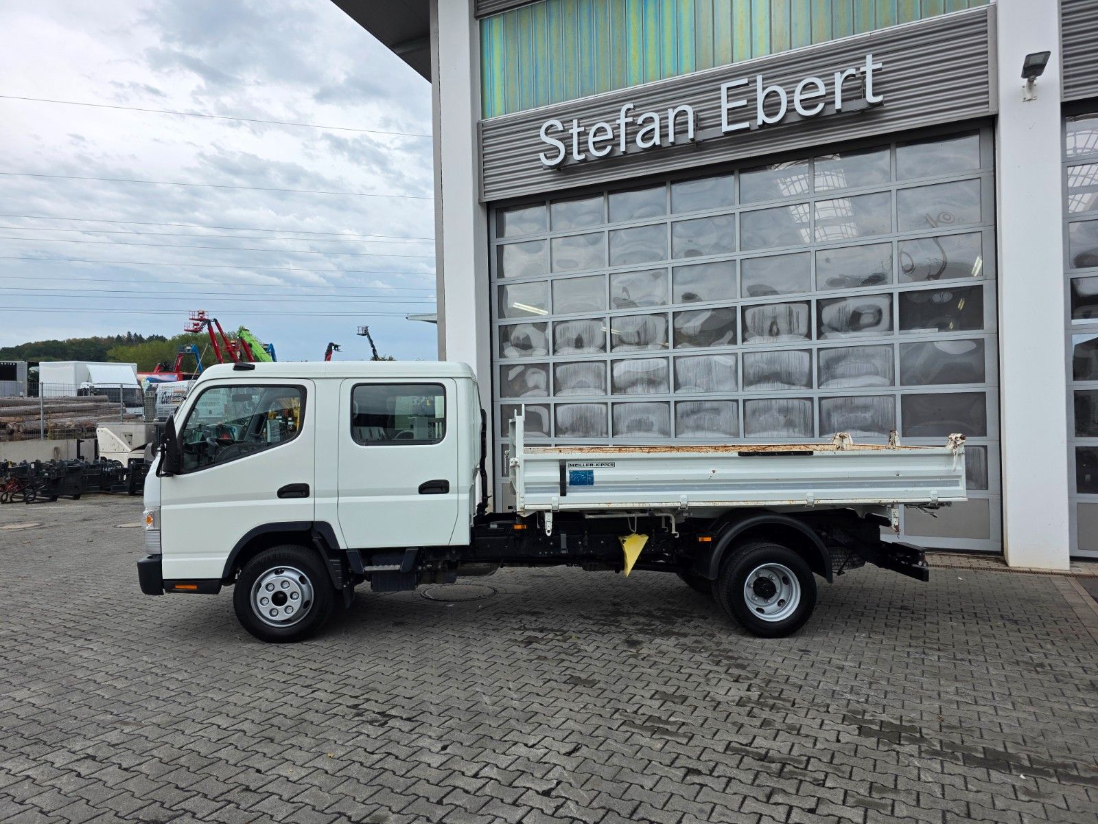 Fahrzeugabbildung Mitsubishi Fuso Canter 7C18D DoKa 7 Sitze AHK