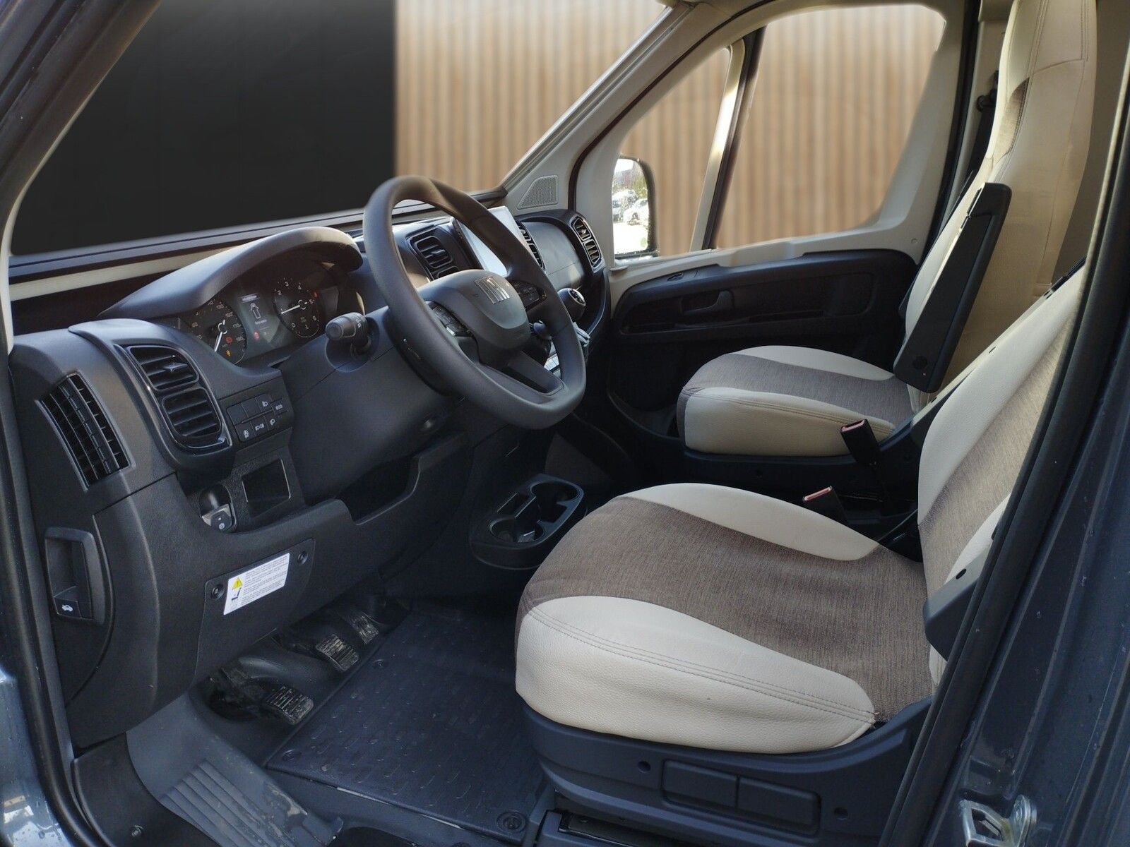 Fahrzeugabbildung Eura Mobil Van V 635 EB Mondial Paket