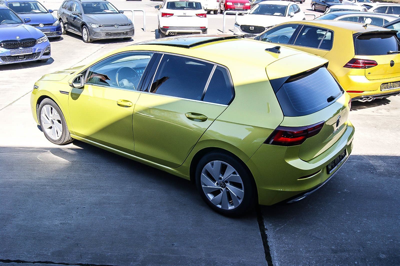 Fahrzeugabbildung Volkswagen Golf VIII 1.5eTSI DSG First Edition MATRIX ANHZV