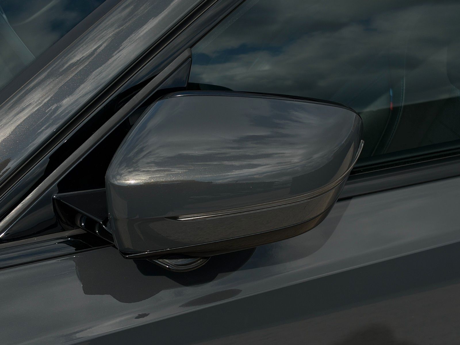Fahrzeugabbildung BMW 330e Touring M Sport Alcan. Anthra. LC+ AHK H&K