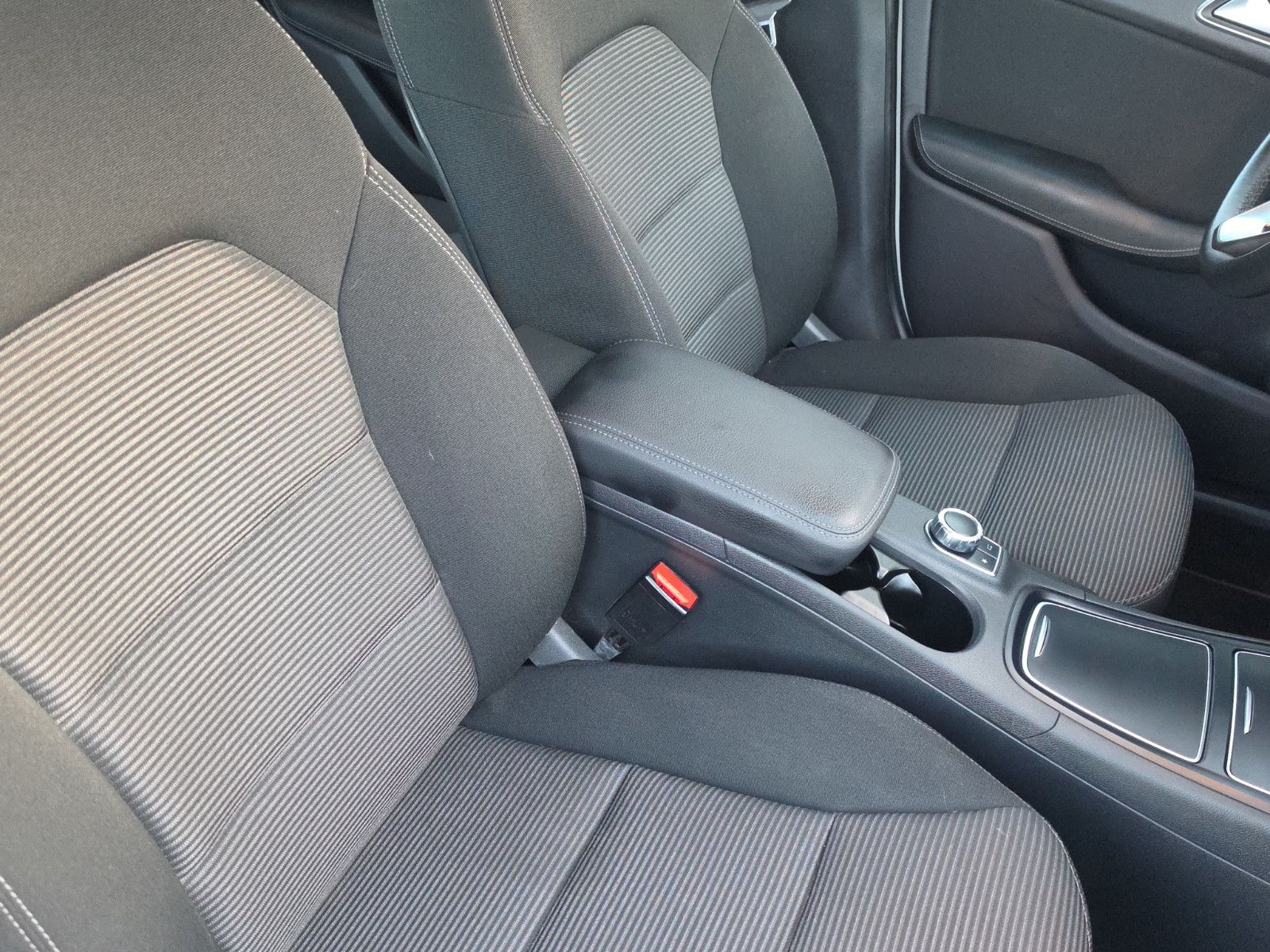 Fahrzeugabbildung Mercedes-Benz B 180 AUTOMATIK KAMERA TEMPOMAT SITZHEIZUNG NAVI
