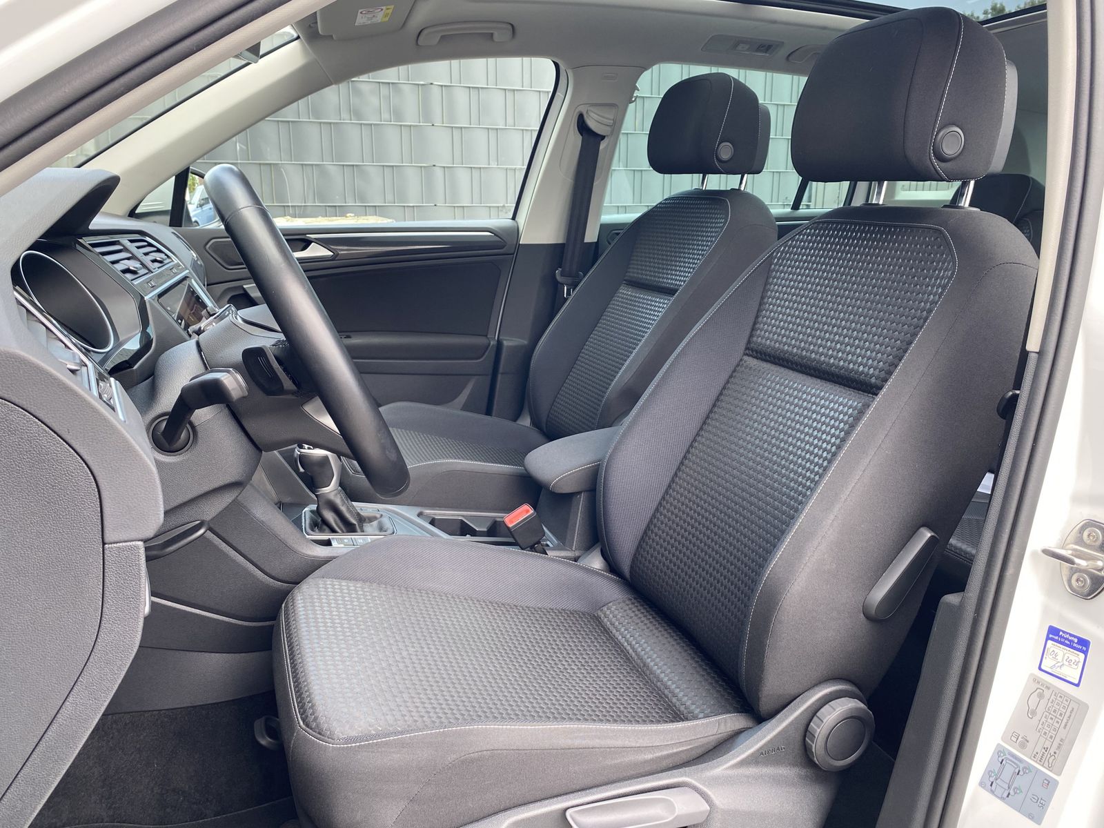 Fahrzeugabbildung Volkswagen Tiguan 1.5 TSI DSG United NAV+LED+AHK+PANO+360°