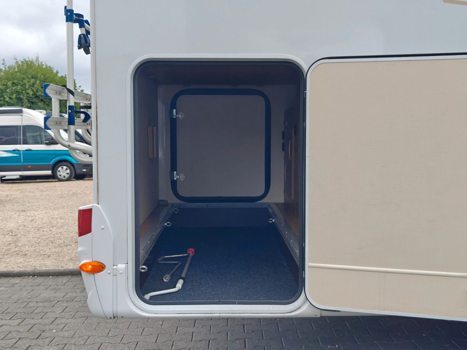 Fahrzeugabbildung Carado T-334 - Hubbett, SAT, TV, Navi, Markise -