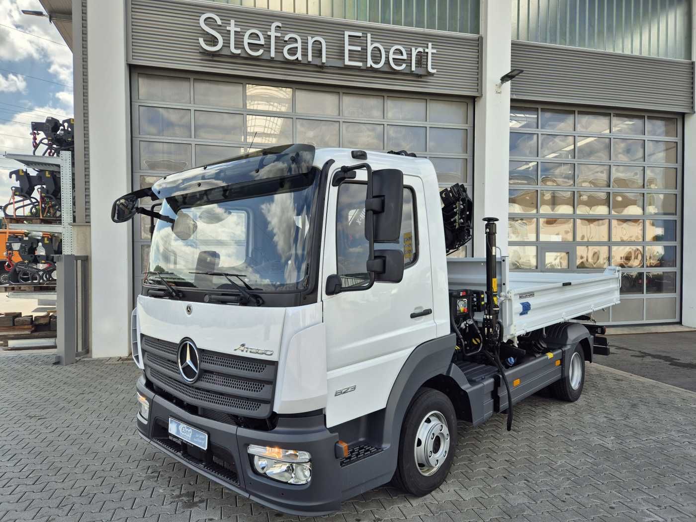 Fahrzeugabbildung Mercedes-Benz Atego 823 KK Kipper+Kran+Funk+Greifersteuerung