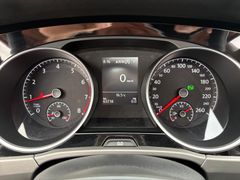 Fahrzeugabbildung Volkswagen Touran Comf. DSG Navi Sitzh Pano AHK Kamera