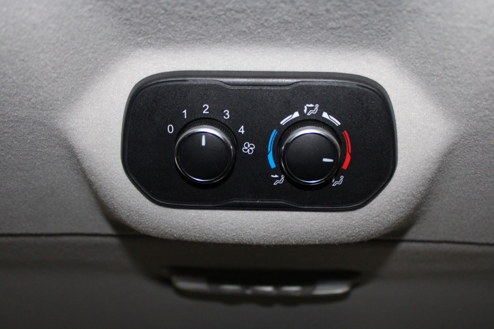 Fahrzeugabbildung Ford Transit Custom TREND 9-Sitzer Klima AHK NAVI uvm