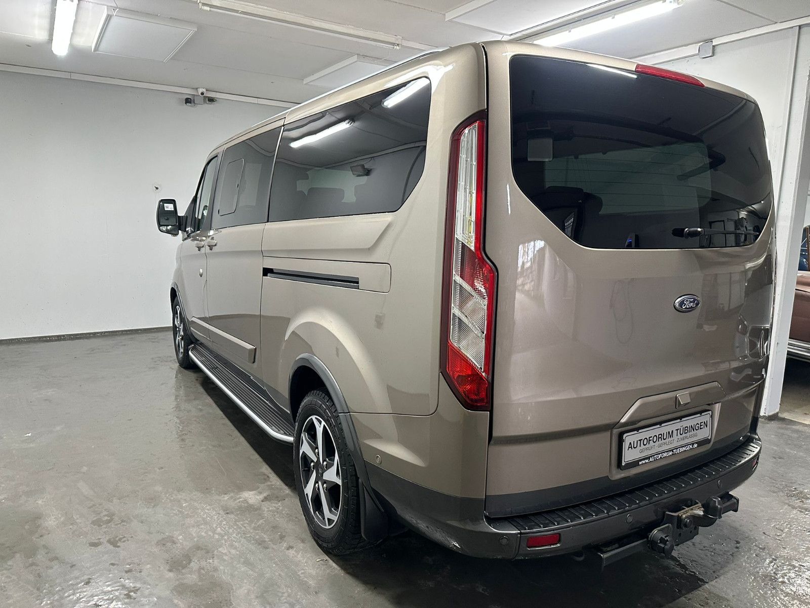 Fahrzeugabbildung Ford Tourneo Custom L1H1 Active*SDH*AHK*8-SITZE*XENON