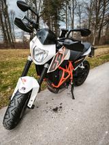 KTM Duke 690 - KTM VON 501 BIS 750 CCM