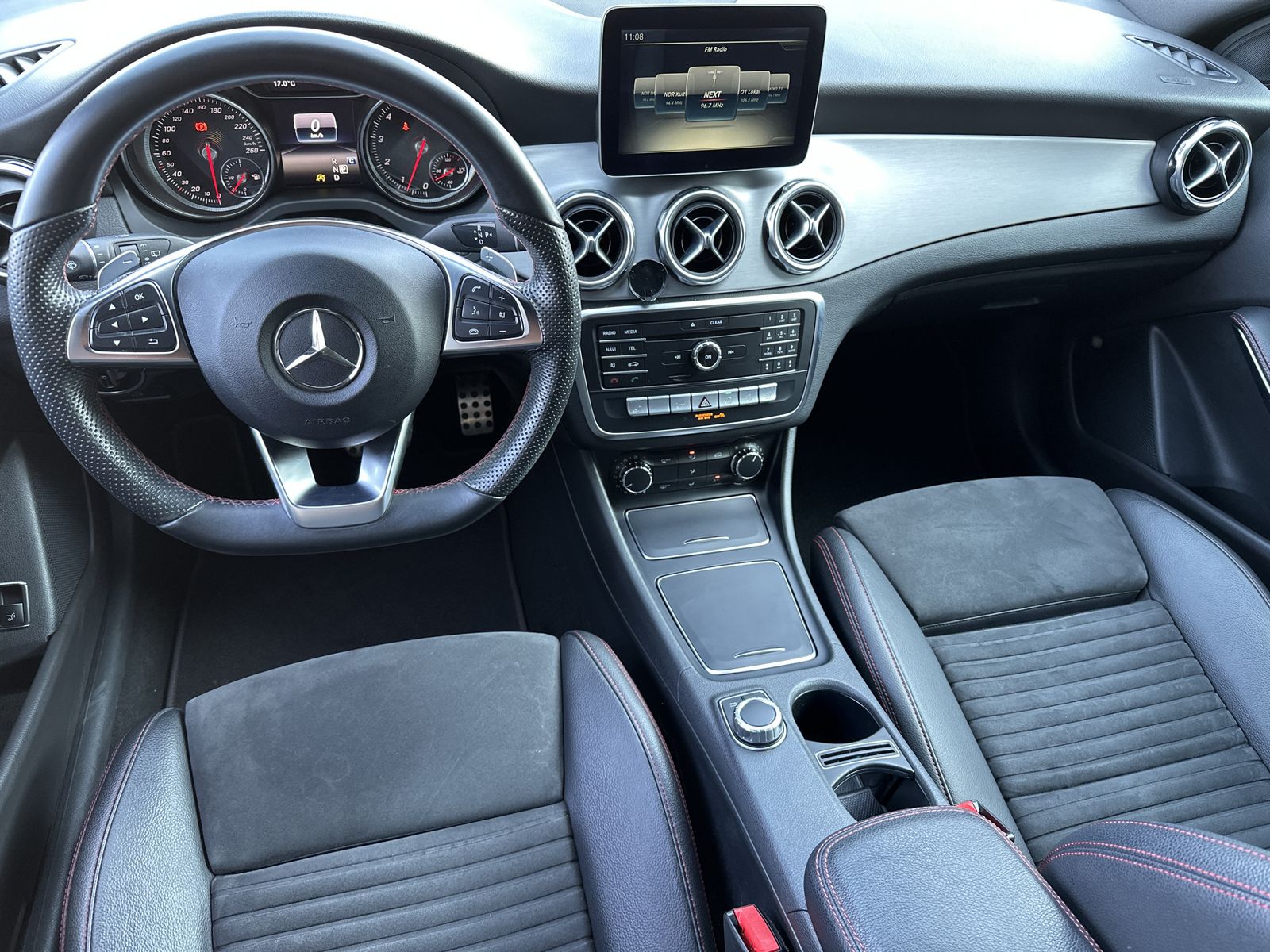 Fahrzeugabbildung Mercedes-Benz GLA 250 AMG-Line DCT NAV+LED+SHZ+KAM+NIGHT-PAKET