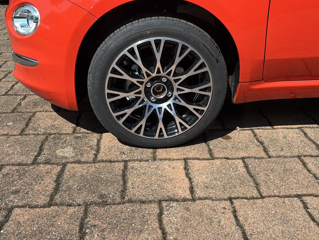 Fahrzeugabbildung Fiat 500C 1.0 Hybrid Dolcevita Cabrio16 Zoll NAVI DAB