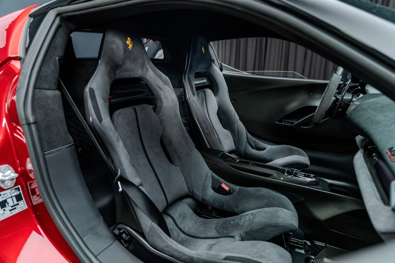 Fahrzeugabbildung Ferrari 296 GTB Speciale + Carbon + Lipstick Red + Lift