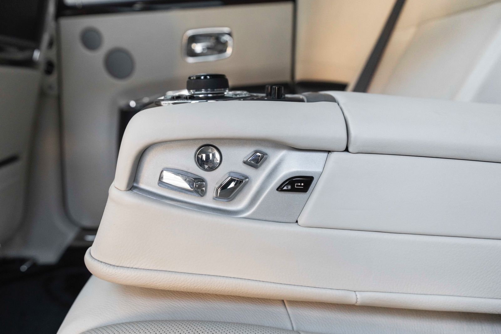 Fahrzeugabbildung Rolls-Royce Ghost V12 TWO TONE FACELIFT STERNHIMMEL KÜHLBOX