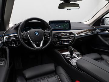 Fahrzeugabbildung BMW 530e xD Tour Luxury Line ACC HUD Pano Laser 360°