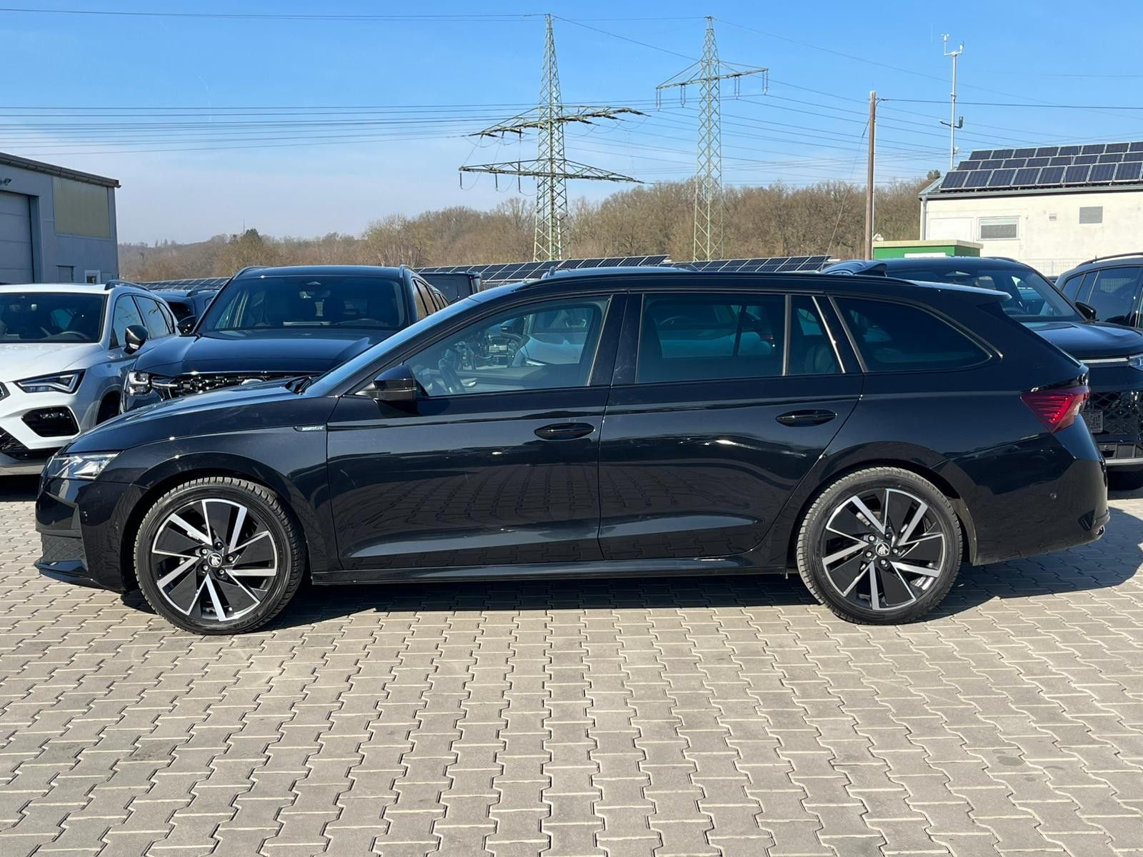 Fahrzeugabbildung SKODA Octavia 1.5 DSG Sportline PANO*MATRIX*AHK*5J.GAR