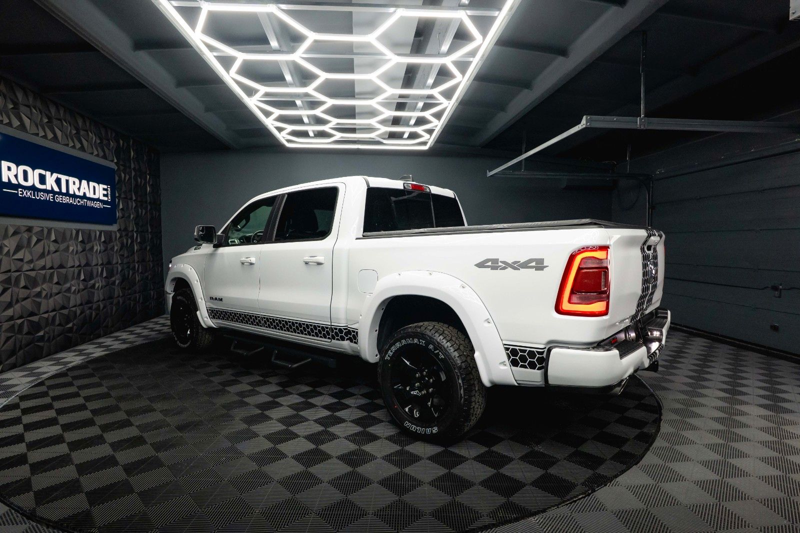 Fahrzeugabbildung Dodge RAM 5.7 V8 HEMI 4x4 OFFROAD Night AXLE LOCK 19%