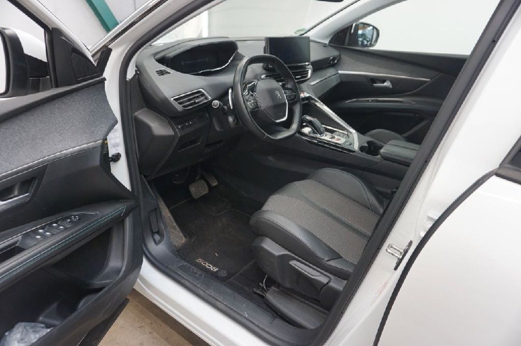 Fahrzeugabbildung Peugeot 5008 Allure Pack 1.5D LED/NAVI/SHZ/AHK/R´CAM