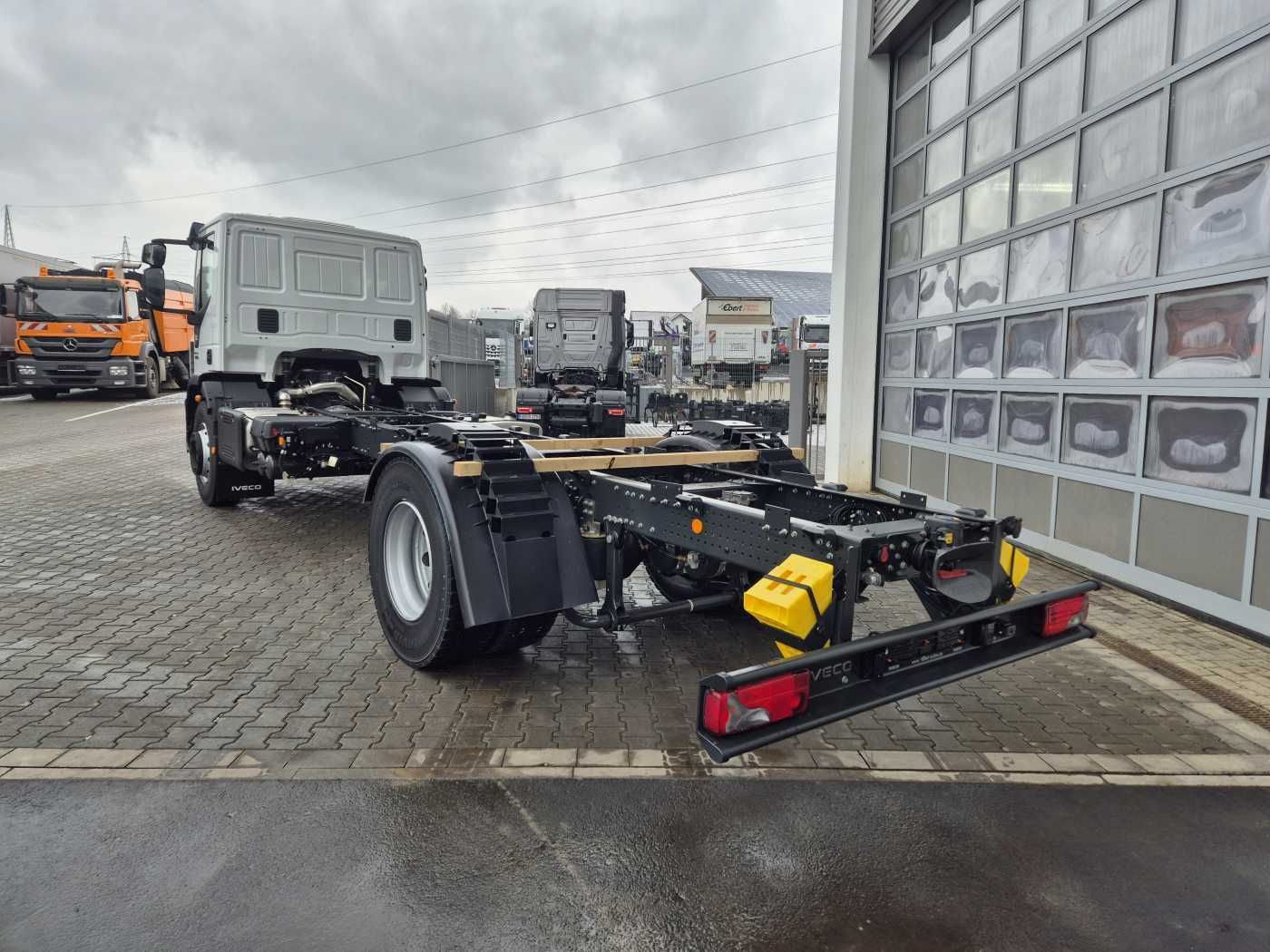 Fahrzeugabbildung Iveco Eurocargo ML180E28/P 4x2 ZF-Automatik 8AP 3Stück