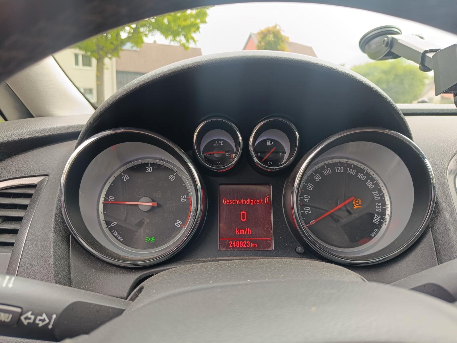 Opel Astra 2012 — photo 12