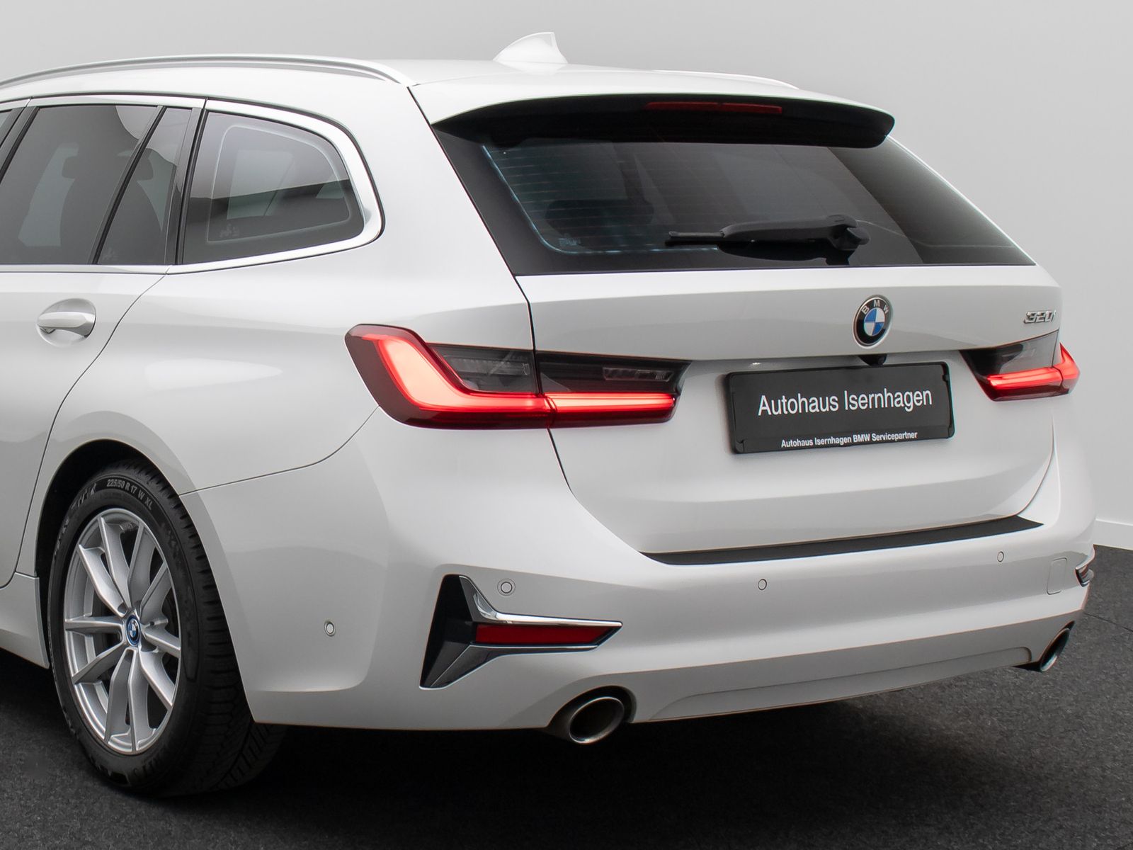 Fahrzeugabbildung BMW 320i Luxury Line Laser HUD Panorama Alarm AHK Hi