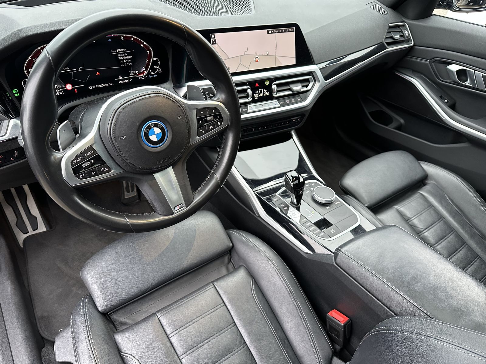 Fahrzeugabbildung BMW 330e Touring xDrive M-Sport NAV+LASER+PANO+HUD