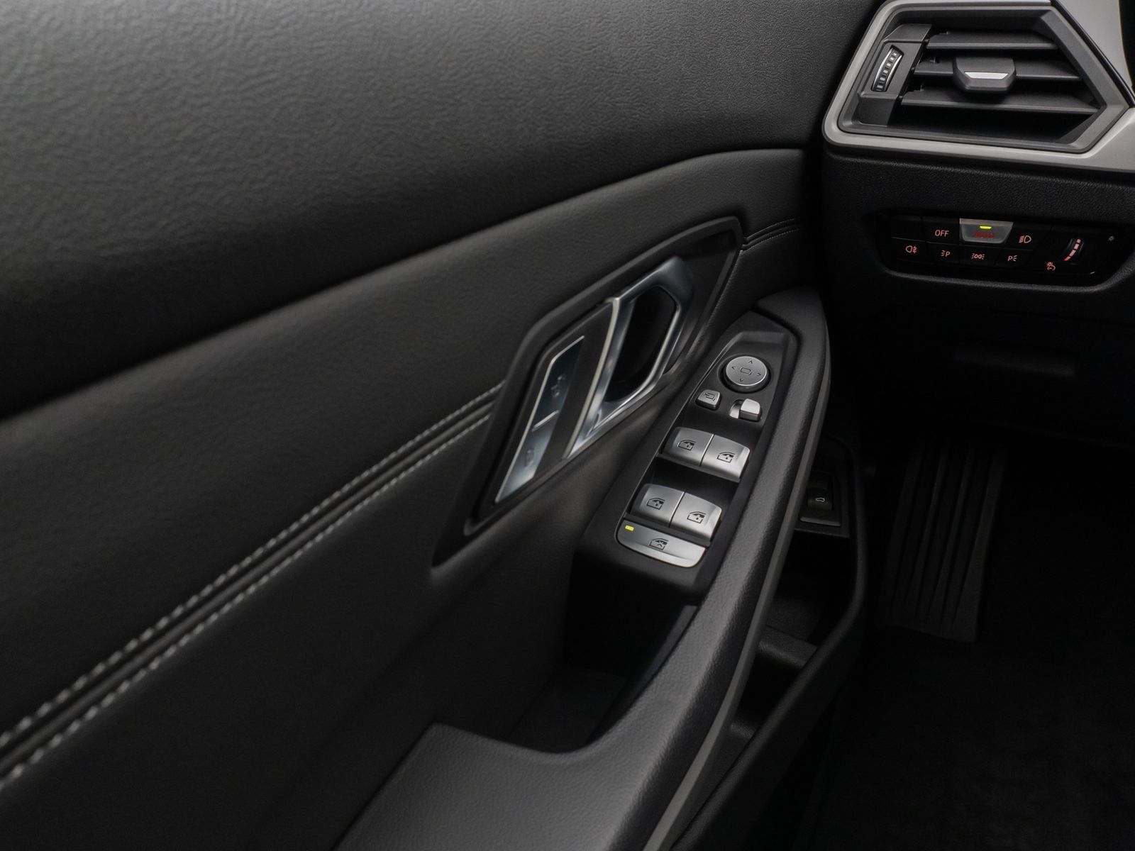 Fahrzeugabbildung BMW 330e Panorama 360° Laser HUD DAB HiFi AHK ACC