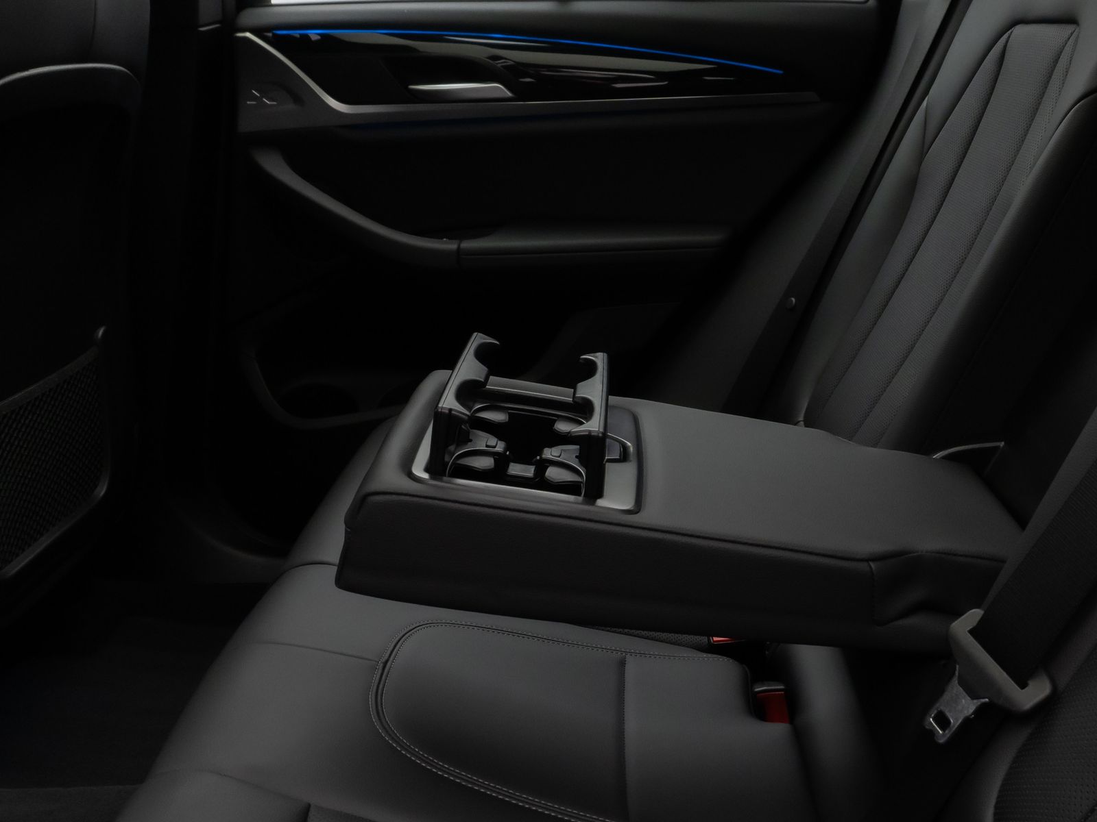 Fahrzeugabbildung BMW X3 xD30e M Sport Panorama 360° HUD DAB HiFi AHK