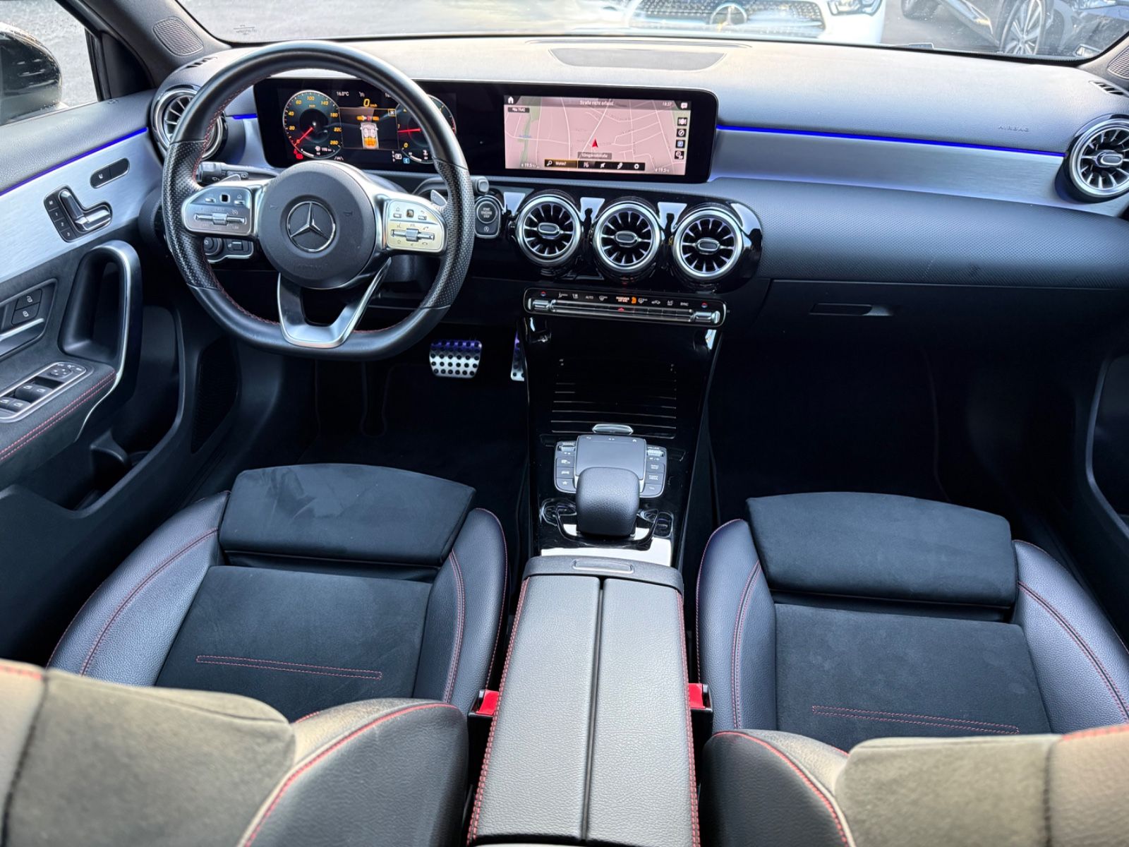 Mercedes-Benz A 200 d AMG-Line Night-Paket Panorama Ambiente foto 2
