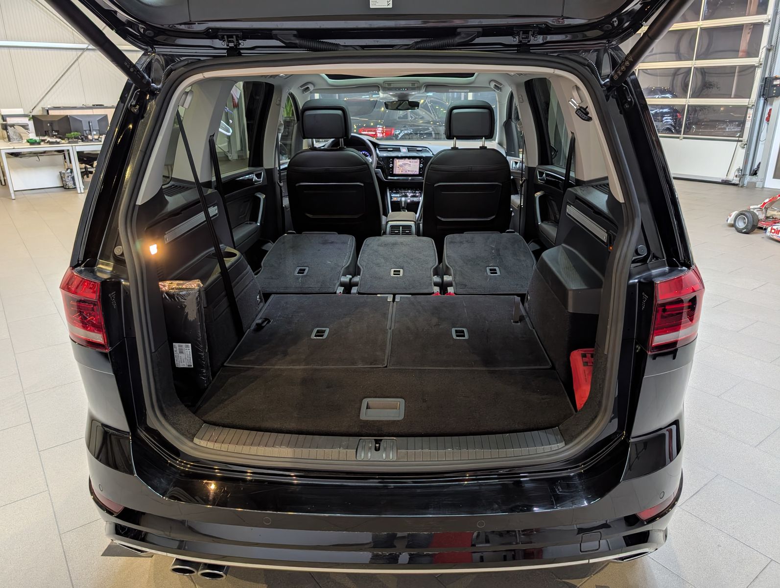 Fahrzeugabbildung Volkswagen Touran 2.0 DSG R-Line High. Pano 7-Si IQ.Dri AHK