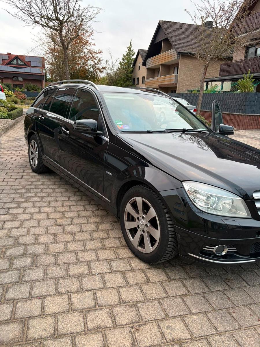 Mercedes-Benz C180 2010 — салон