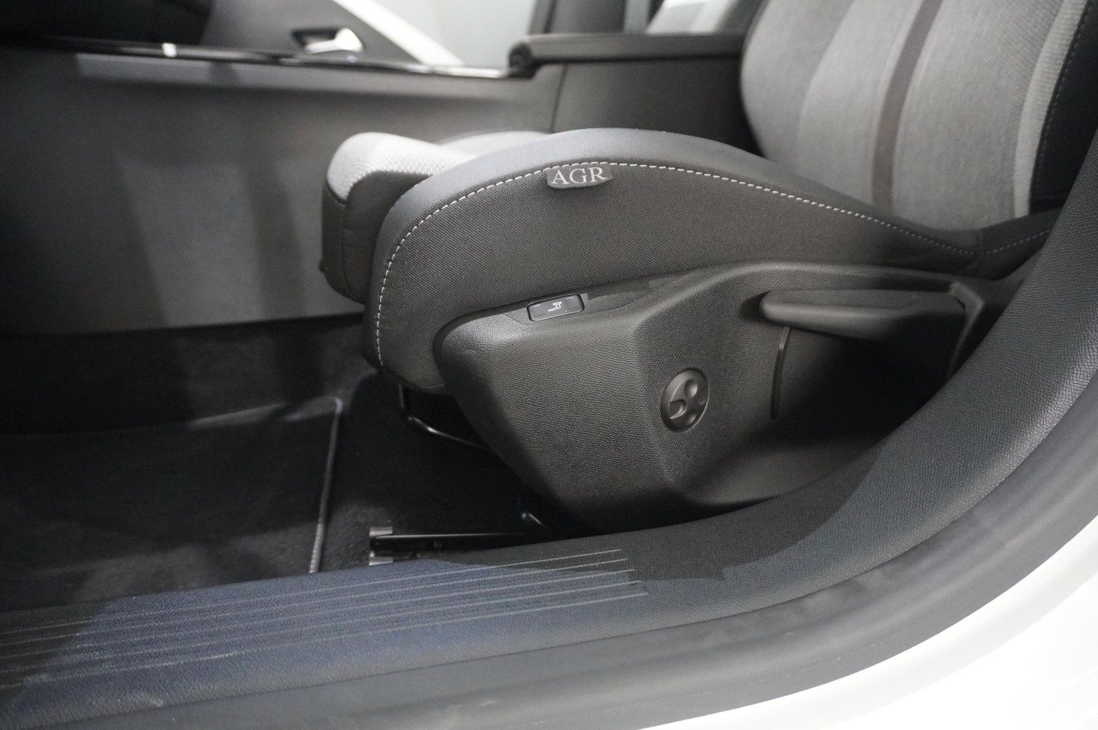 Fahrzeugabbildung Opel Astra L Lim. 1.6 HYBRID ELEGANCE NAVI/LED/KAMERA