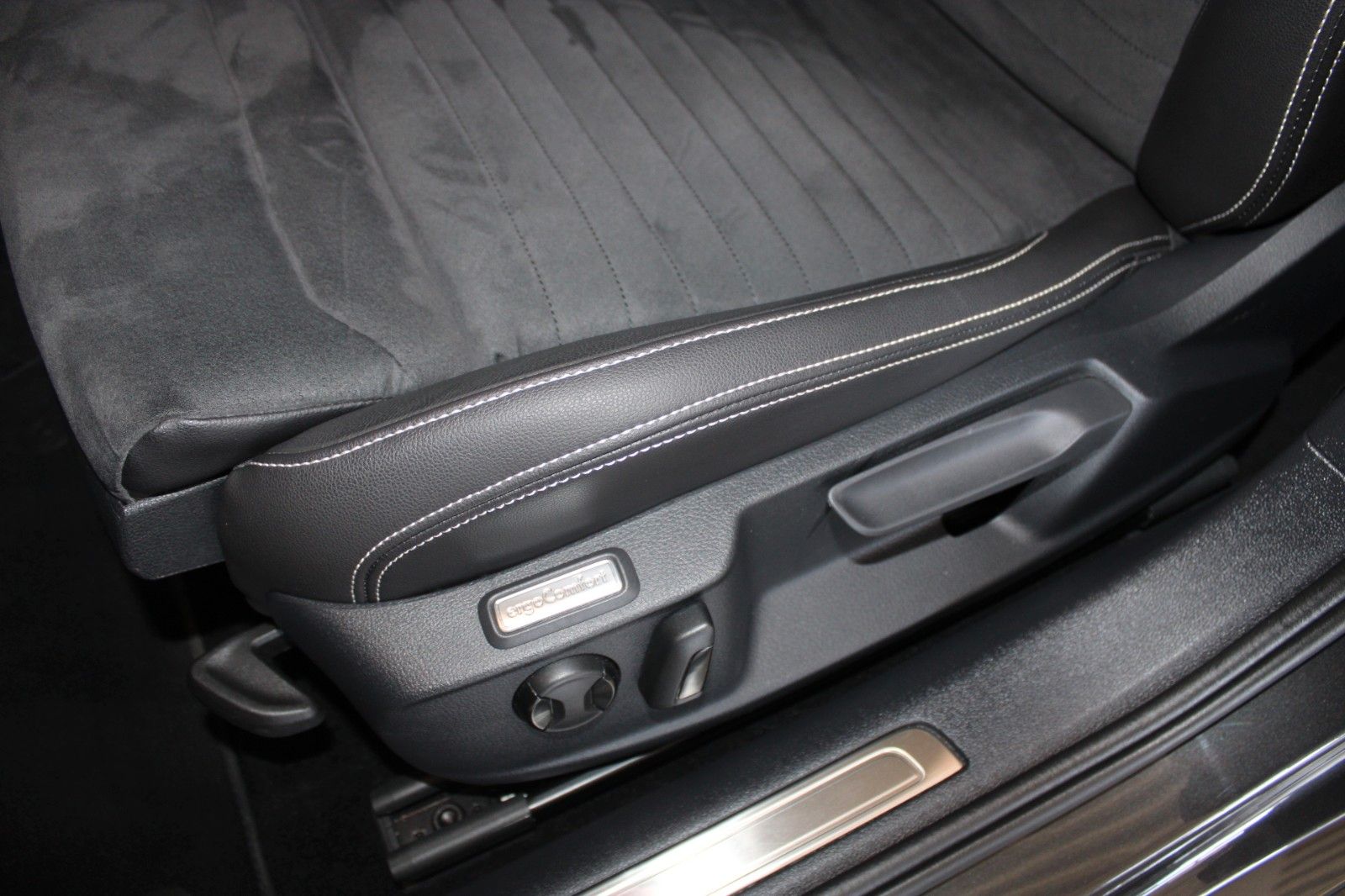 Fahrzeugabbildung Volkswagen Passat 2.0 TDI DSG Elegance LED CAM ACC NAVI uvm