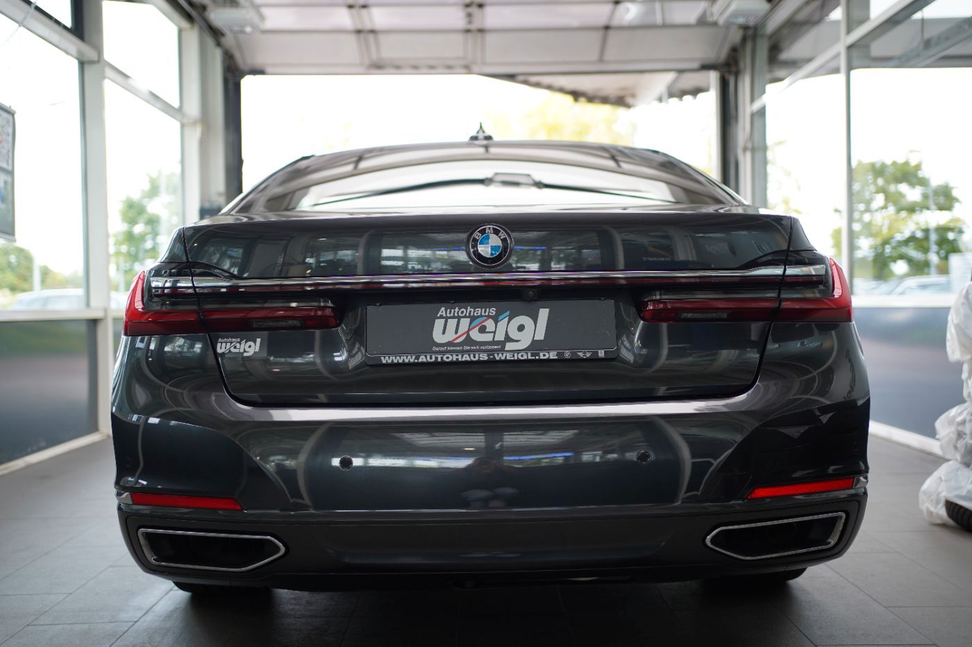 Fahrzeugabbildung BMW 750i xDrive +ferngest. Parken+Komfortsitze v&h++
