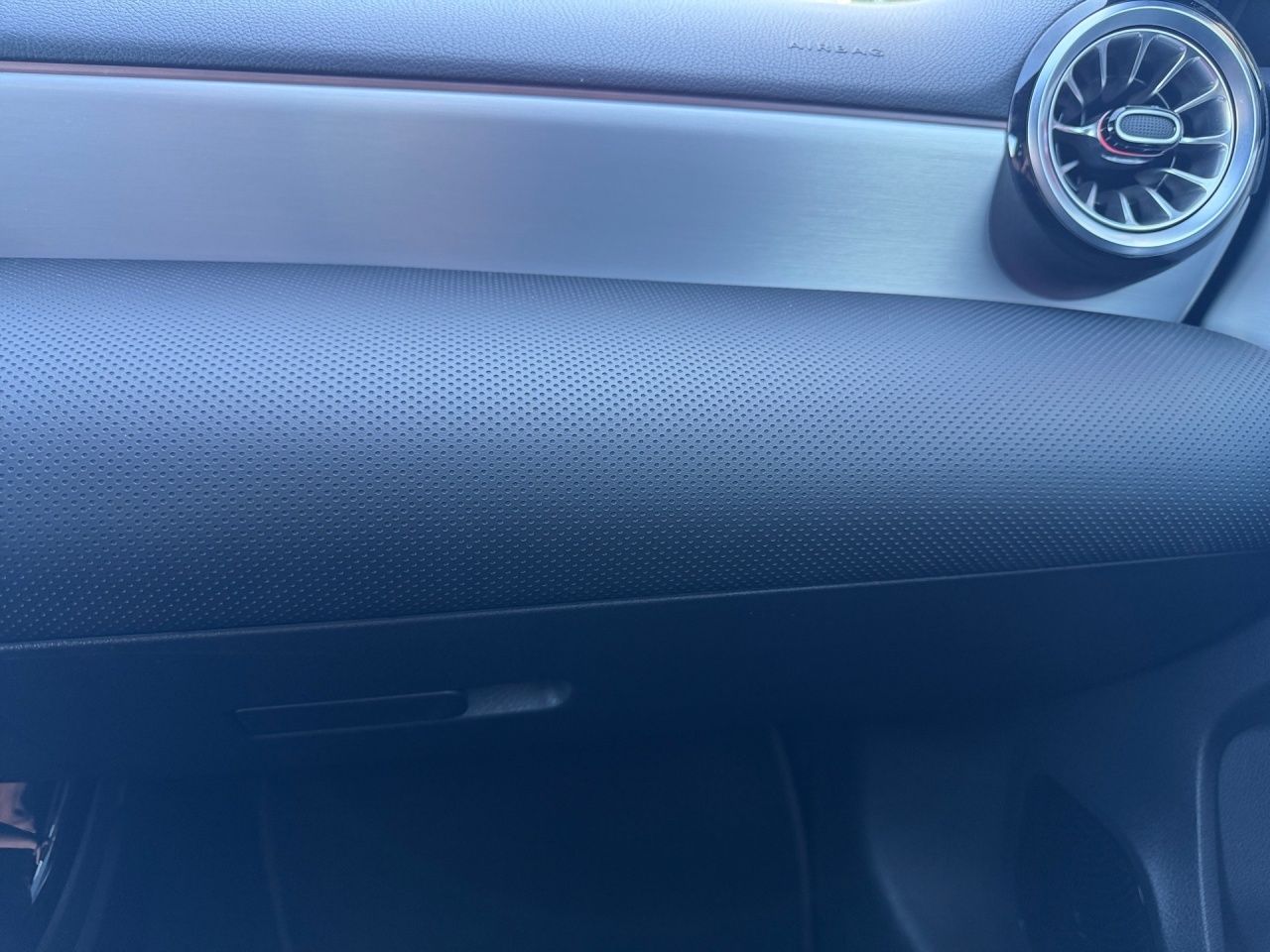 Fahrzeugabbildung Mercedes-Benz A 180 AMG+AHK+PANO+DISTR+NIGHT+AMBIENTE+CARPL++