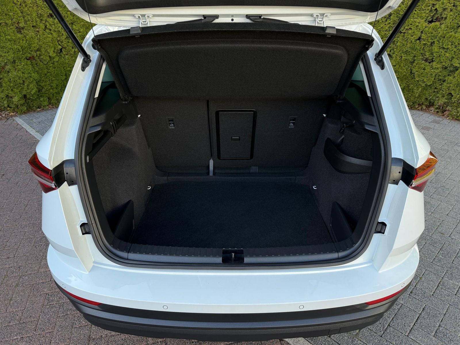 Fahrzeugabbildung SKODA Karoq 1.5 TSI Ambition LED+KAMERA+VIRT+CARPL+DAB