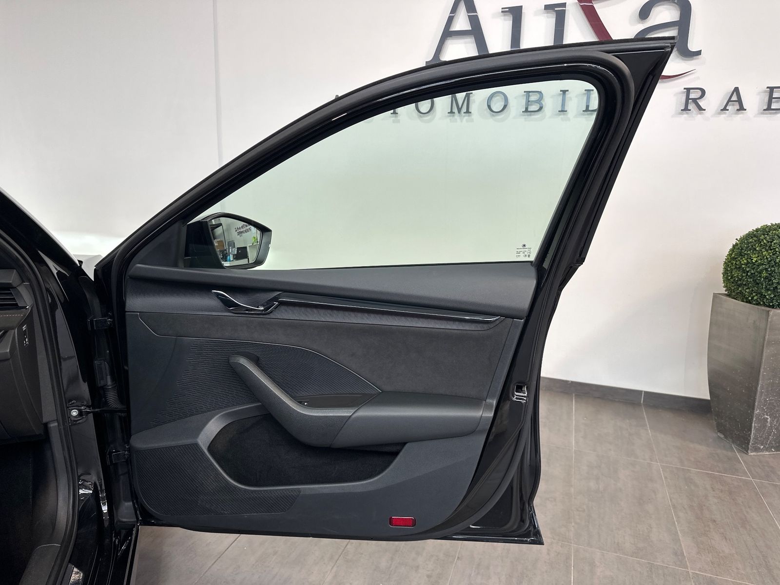 Fahrzeugabbildung SKODA Octavia Combi 2.0 TDI DSG RS NAV+LED+STHZ+ACC