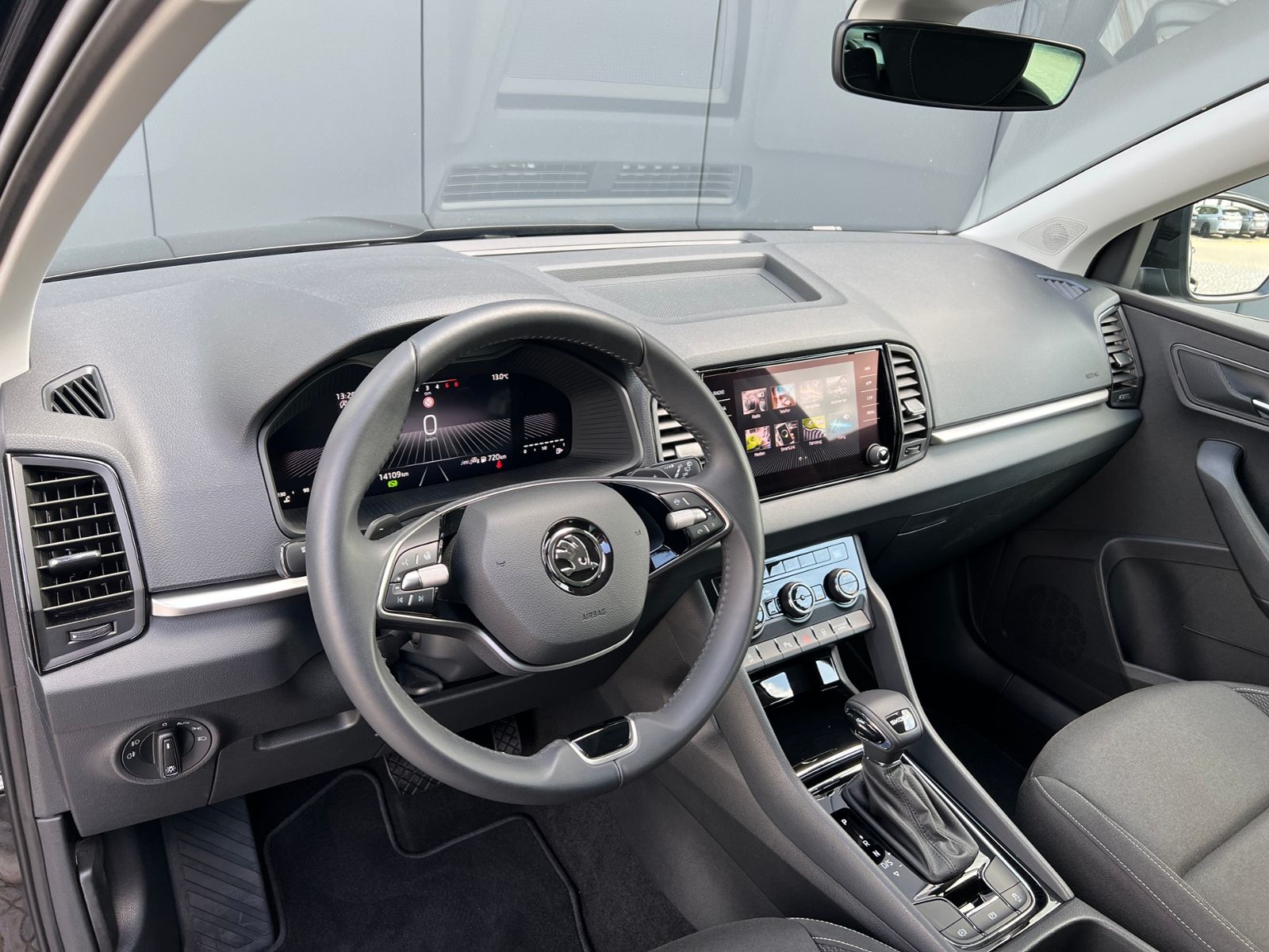 Fahrzeugabbildung SKODA Karoq Selection 1.5 TSI DSG *Standheizung, Kamer